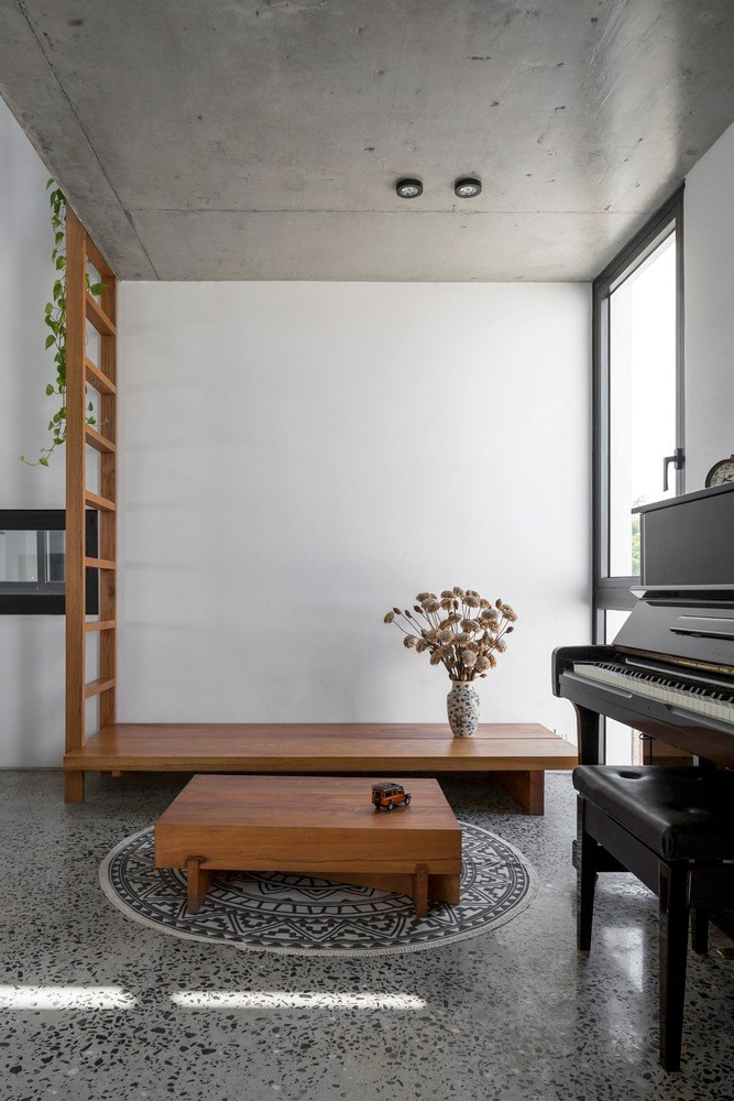 Chất liệu nội thất cũng đồng nhất với ngoại thất và được kết hợp với chất liệu chính là gỗ tự nhiên tạo nên cảm giác mộc mạc vàbền vững cho ngôi nhà nhiệt đới.