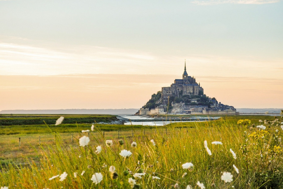Ngày nay, cùng với Roma và nhà thờ Saint Jacques de Compostella ở Tây Ban Nha, Mont-Saint-Michel là một trong ba điểm hành hương lớn hàng đầu của châu Âu. Ảnh: Camping Au Bocage du Lac.