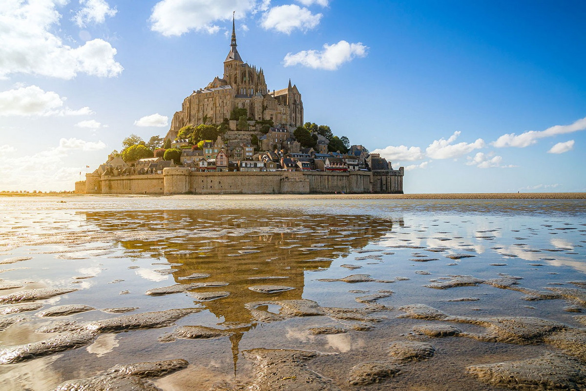 Vào năm 1421, một trận hỏa hoạn thiêu hủy hoàn toàn Mont Saint Michel. Đến đầu thế kỷ 16, nước Pháp mới khởi công xây dựng lại hòn đảo với tu viện trên đỉnh đồi. Ảnh: Gregory Gioro.