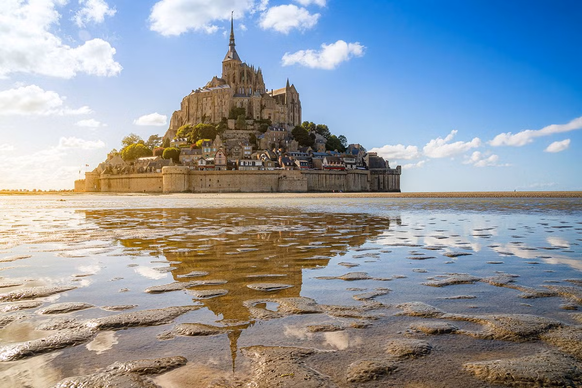 Vào năm 1421, một trận hỏa hoạn thiêu hủy hoàn toàn Mont Saint Michel. Đến đầu thế kỷ 16, nước Pháp mới khởi công xây dựng lại hòn đảo với tu viện trên đỉnh đồi. Ảnh: Gregory Gioro.