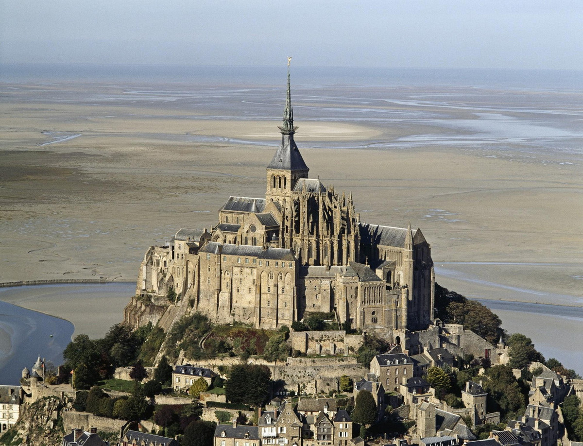 Trong thời gian tồn tại của mình, Mont Saint Michel từng có vai trò như một pháo đài trong cuộc chiến Trăm năm giữa Anh và Pháp. Ảnh: World Heritage Journeys.