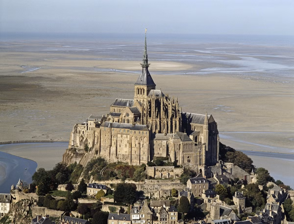 Trong thời gian tồn tại của mình, Mont Saint Michel từng có vai trò như một pháo đài trong cuộc chiến Trăm năm giữa Anh và Pháp. Ảnh: World Heritage Journeys.