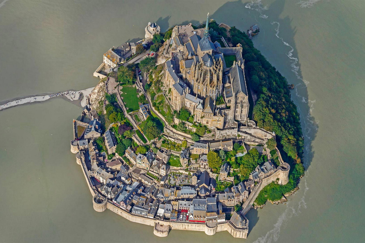 Hòn đảo được gia cố như một pháo đài với vòng thành hình xoáy ốc, các công sự chạy dọc bãi cát để bảo vệ tòa tu viện ở trung tâm, vị trí cao nhất hòn đảo. Ảnh: Peapix.