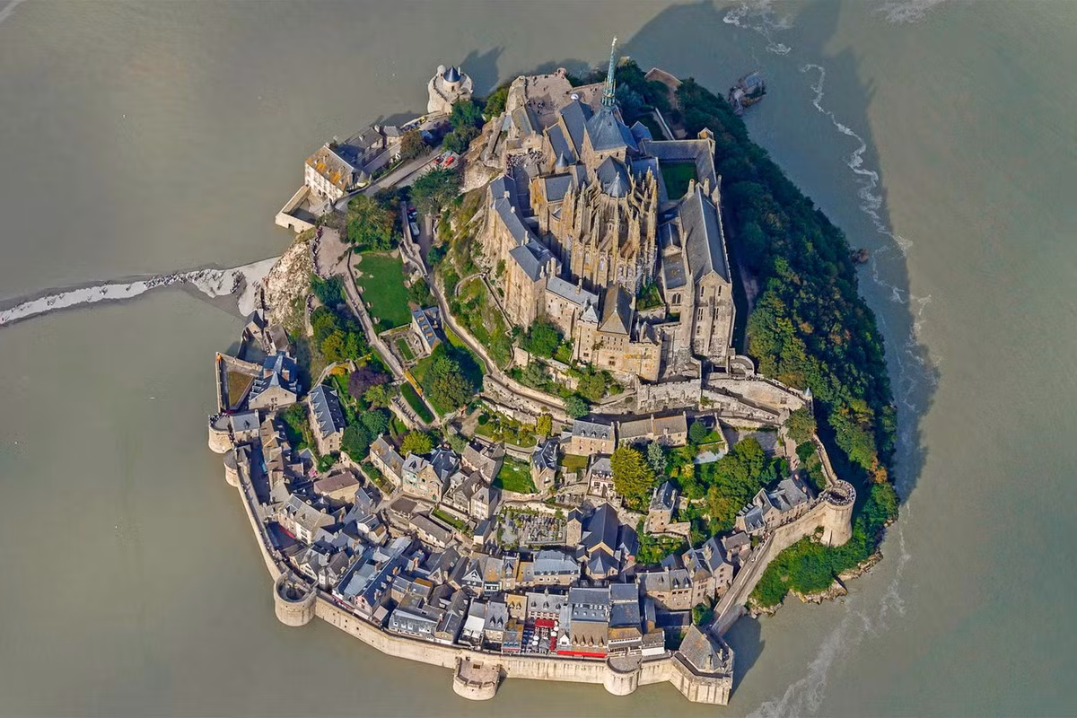 Hòn đảo được gia cố như một pháo đài với vòng thành hình xoáy ốc, các công sự chạy dọc bãi cát để bảo vệ tòa tu viện ở trung tâm, vị trí cao nhất hòn đảo. Ảnh: Peapix.