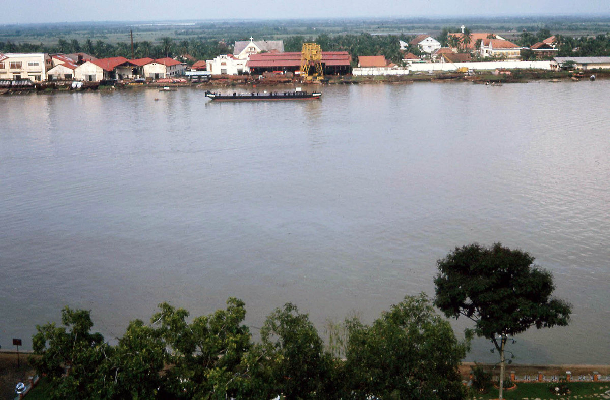 Từ khách sạn Majestic nhìn sang bán đảo Thủ Thiêm, các công trình từ trái qua phải là xưởng đóng tàu CARIC, nhà thờ Thủ Thiêm và tu viện Dòng Mến Thánh Giá.