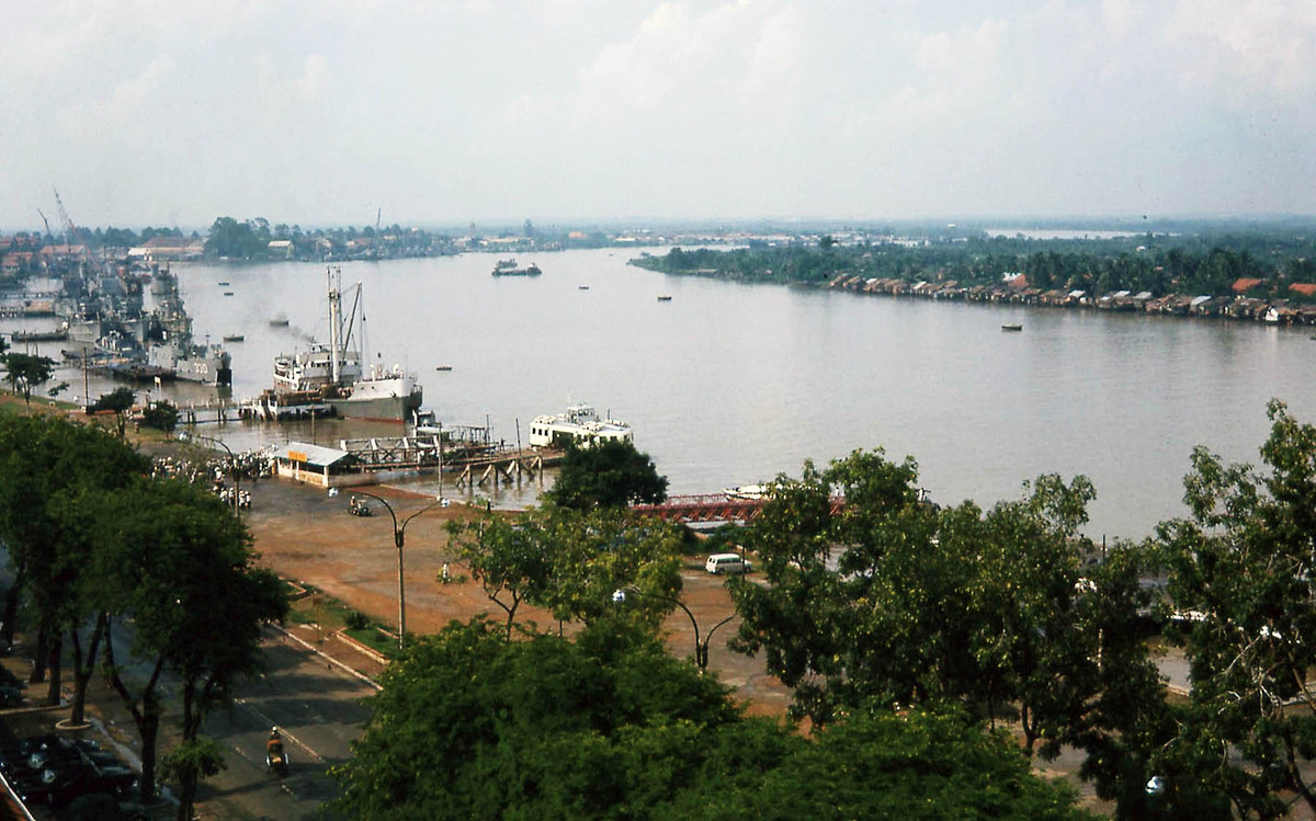 Bến Bạch Đằng nhìn từ khách sạn Majestic.