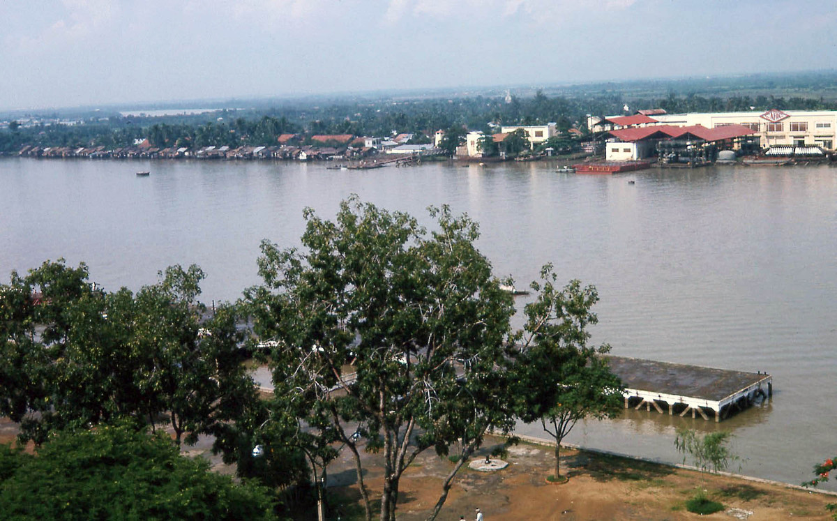 Từ khách sạn Majestic nhìn sang bán đảo Thủ Thiêm, xưởng đóng tàu CARIC ở góc phải.