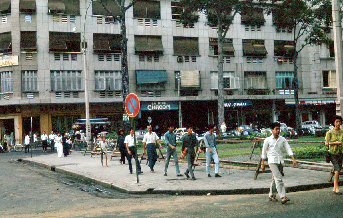 Thương xá Eden trên đường Lê Lợi, cạnh Công trường Lam Sơn.