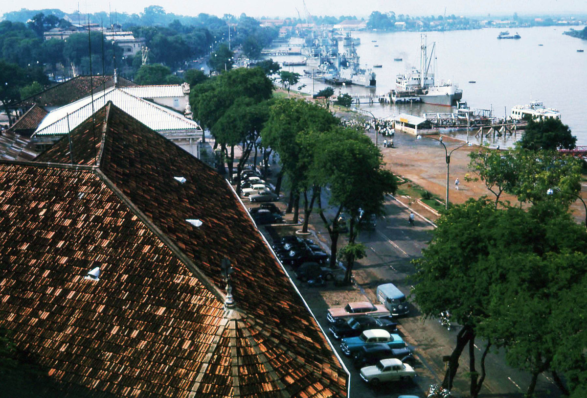 Bến Bạch Đằng nhìn từ khách sạn Majestic.