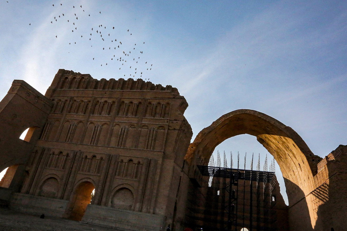Đến năm 637, người Hồi giáo chiếm Ctesiphon và xóa sổ vương triều Sadsanid. Sau đó, cung điện Taq Kasra được sử dụng như một nhà thờ Hồi giáo trong một thời gian cho đến khi toàn bộ khu vực này bị bỏ hoang. Ảnh: Daily Sabah.