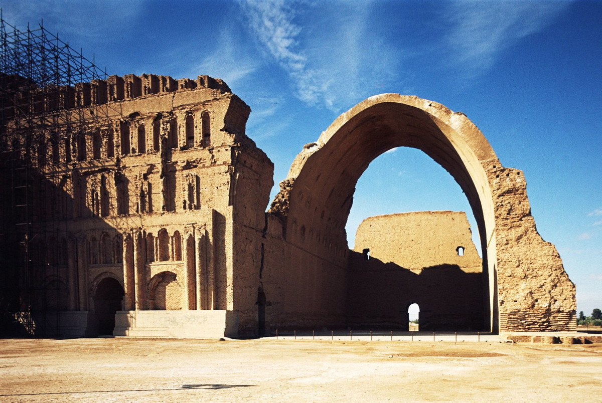 Vòm cổng khổng lồ này có phần gạch phía trên đỉnh dày khoảng 1 mét, trong khi các bức tường hai bên dày đến 7 mét. Ảnh: Today News.