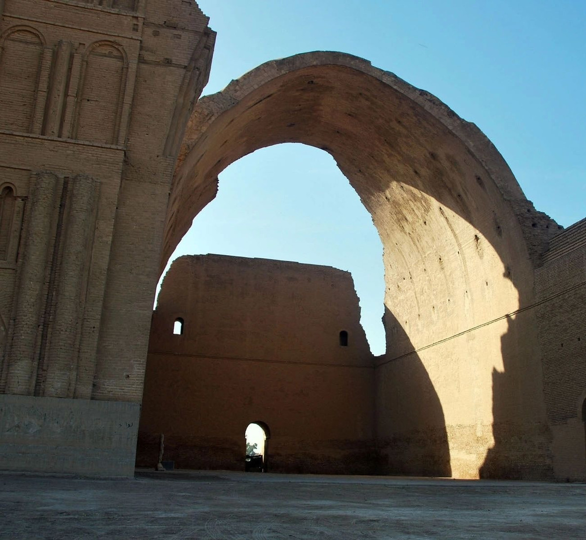 Để xây dựng kỳ quan này, các thợ xây Ba Tư đã áp dụng những kỹ thuật tiến bộ nhất thời đó trên phương diện toán học và vật liệu xây dựng. Ảnh: Biblioteca natalie.