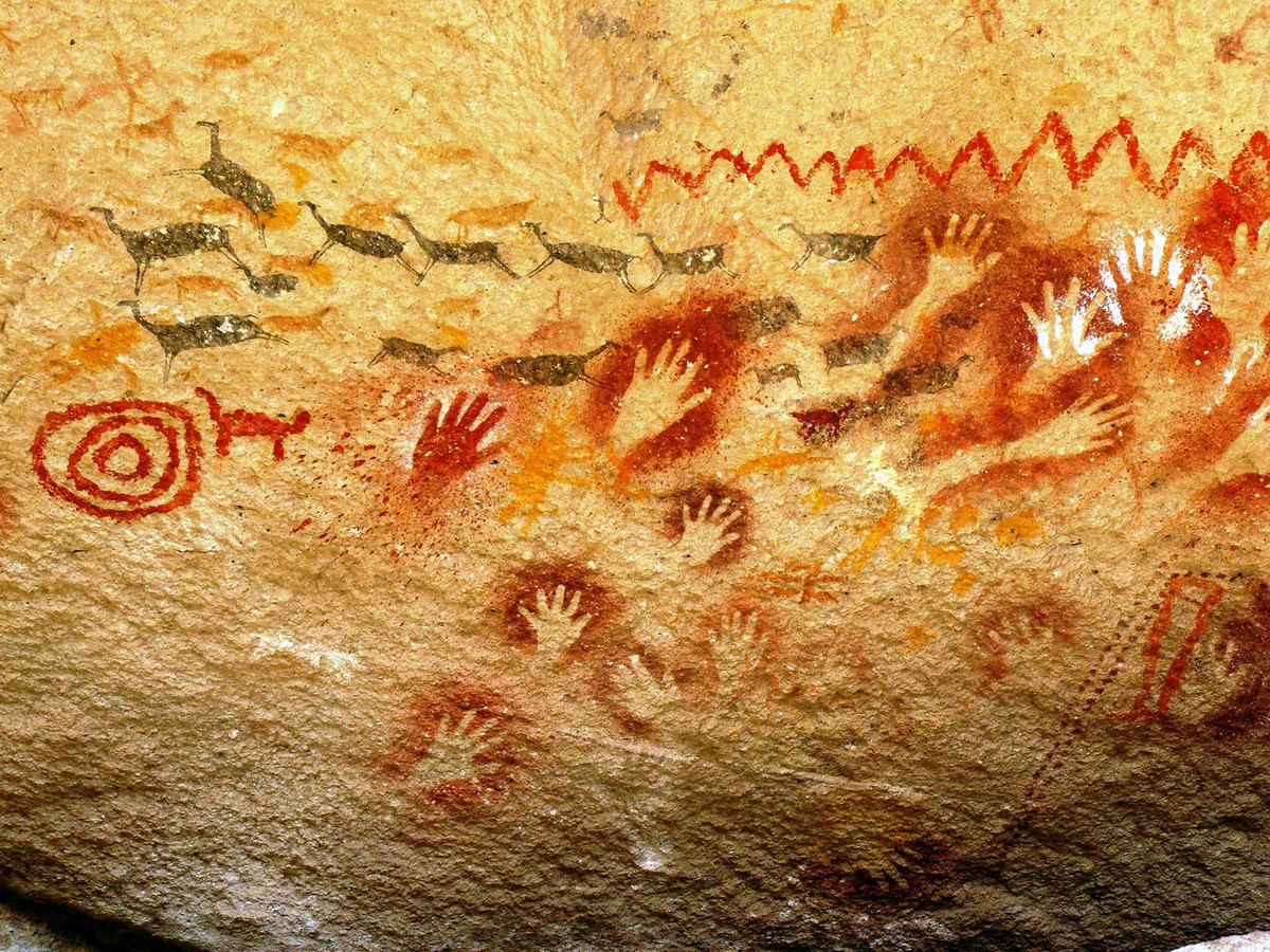 Bên cạnh các bàn tay đó còn có một số hình miêu tả con người, lạc đà không bướu, đà điểu Nam Mỹ, mèo và các loài thú khác. Ảnh: Tangol.