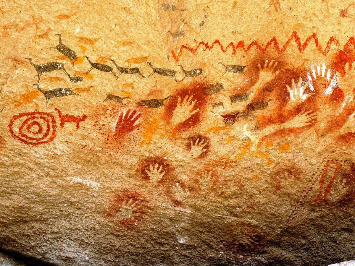 Bên cạnh các bàn tay đó còn có một số hình miêu tả con người, lạc đà không bướu, đà điểu Nam Mỹ, mèo và các loài thú khác. Ảnh: Tangol.