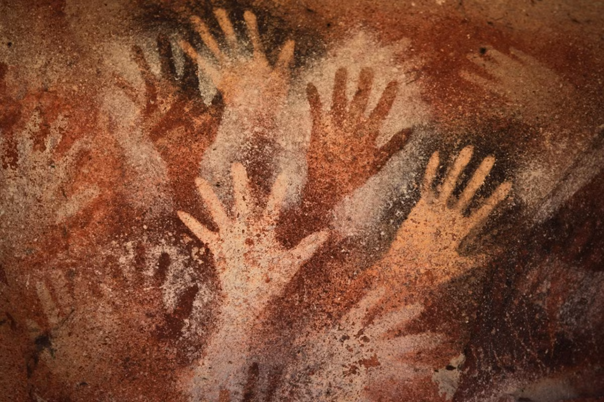 Kích thước các bàn tay tương đương với tay của một cậu bé mới trưởng thành. Ảnh: Proistoria.org.