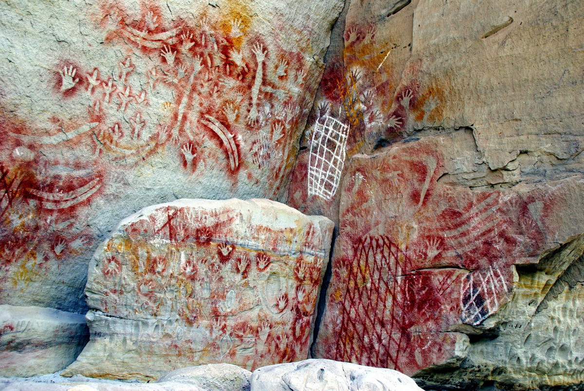 Theo các nhà nghiên cứu, các tác phẩm có thể là một phần của nghi lễ đánh dấu tuổi trưởng thành bằng cách in bàn tay vào tường của hang động được cư dân bản địa coi là thiêng liêng. Ảnh: Showcaves.com.