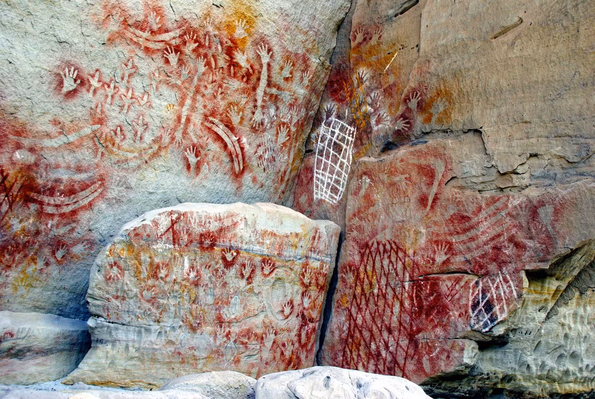 Theo các nhà nghiên cứu, các tác phẩm có thể là một phần của nghi lễ đánh dấu tuổi trưởng thành bằng cách in bàn tay vào tường của hang động được cư dân bản địa coi là thiêng liêng. Ảnh: Showcaves.com.