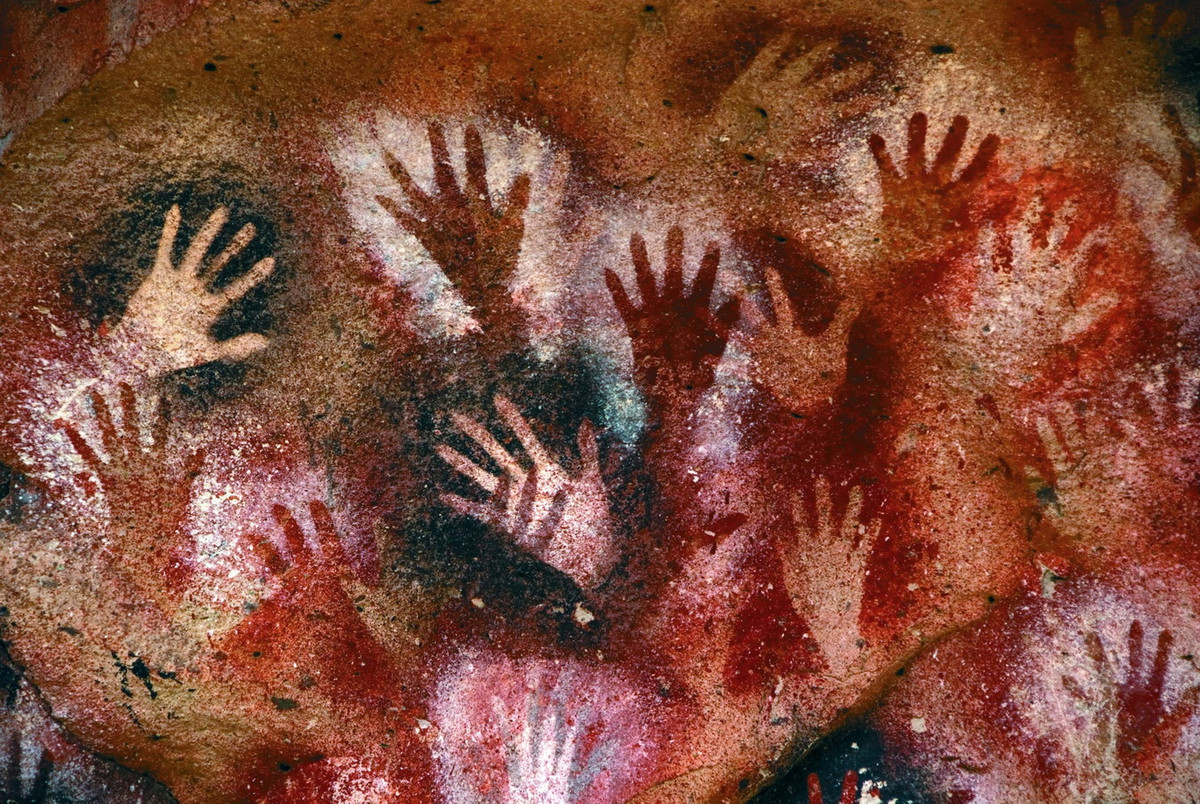 Hình ảnh các bàn tay thường được tạo ra dựa theo bàn tay mẫu, đa số là tay trái, có lẽ vì những người vẽ tranh đã áp tai trái lên vách hang và giữ ống thổi sơn bằng tay phải. Ảnh: Tiempo Argentino.
