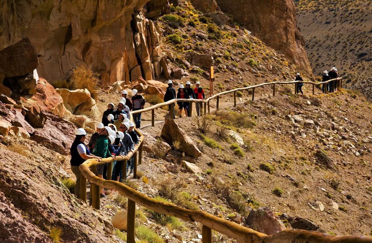 Hang của những bàn tay đã được UNESCO công nhận là một Di sản văn hóa thế giới từ năm 1999. Ảnh: When On Earth.