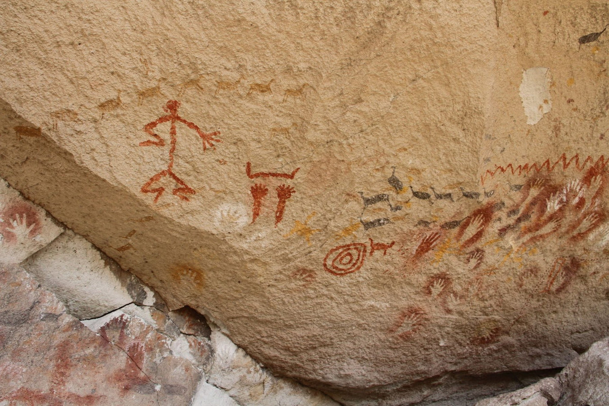 Ngoài ra còn có một số hoa văn dạng hình học, biểu tượng Mặt trời và các cảnh săn bắn. Ảnh: Pismowidok.org.