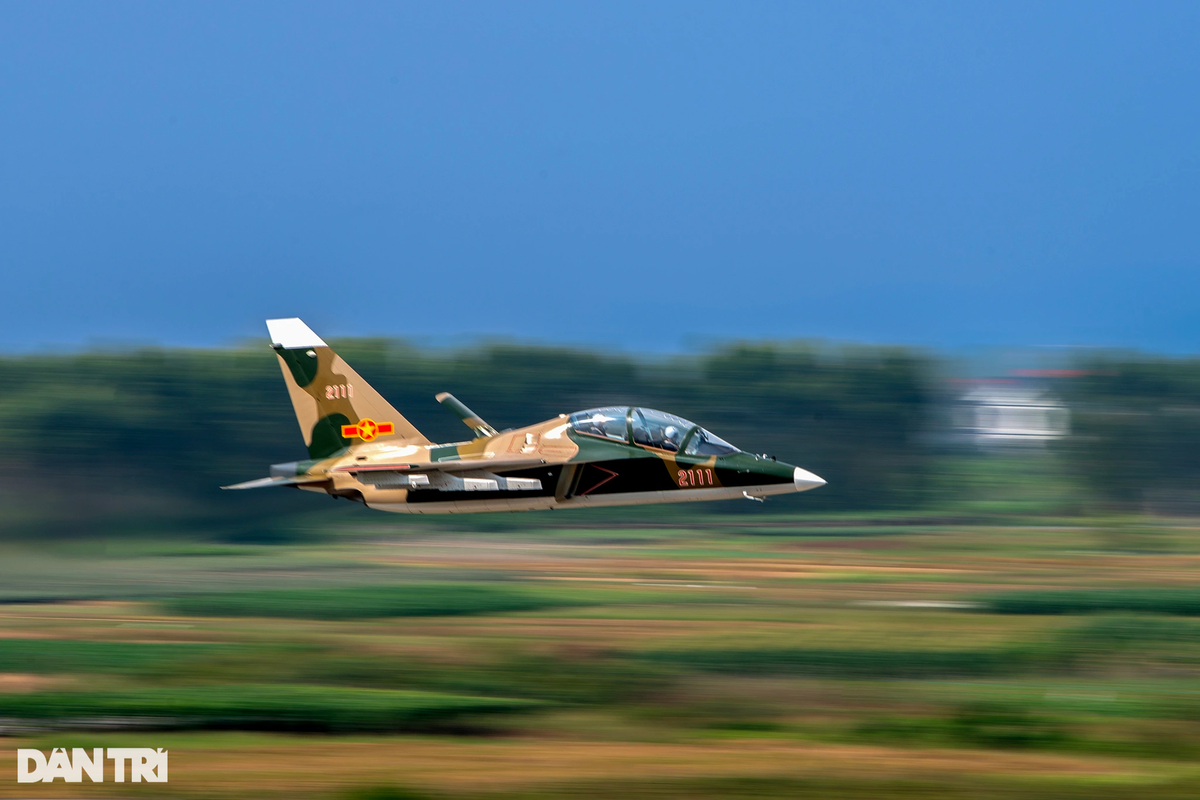 Điểm mạnh của Yak-130 chính là giúp phi công, học viên có thể thực hành, làm quen thao tác điều khiển, bay tương tự như trên các dòng máy bay chiến đấu hiện đại để có thể tiết kiệm thời gian đào tạo, chuyển loại tại đơn vị chiến đấu.