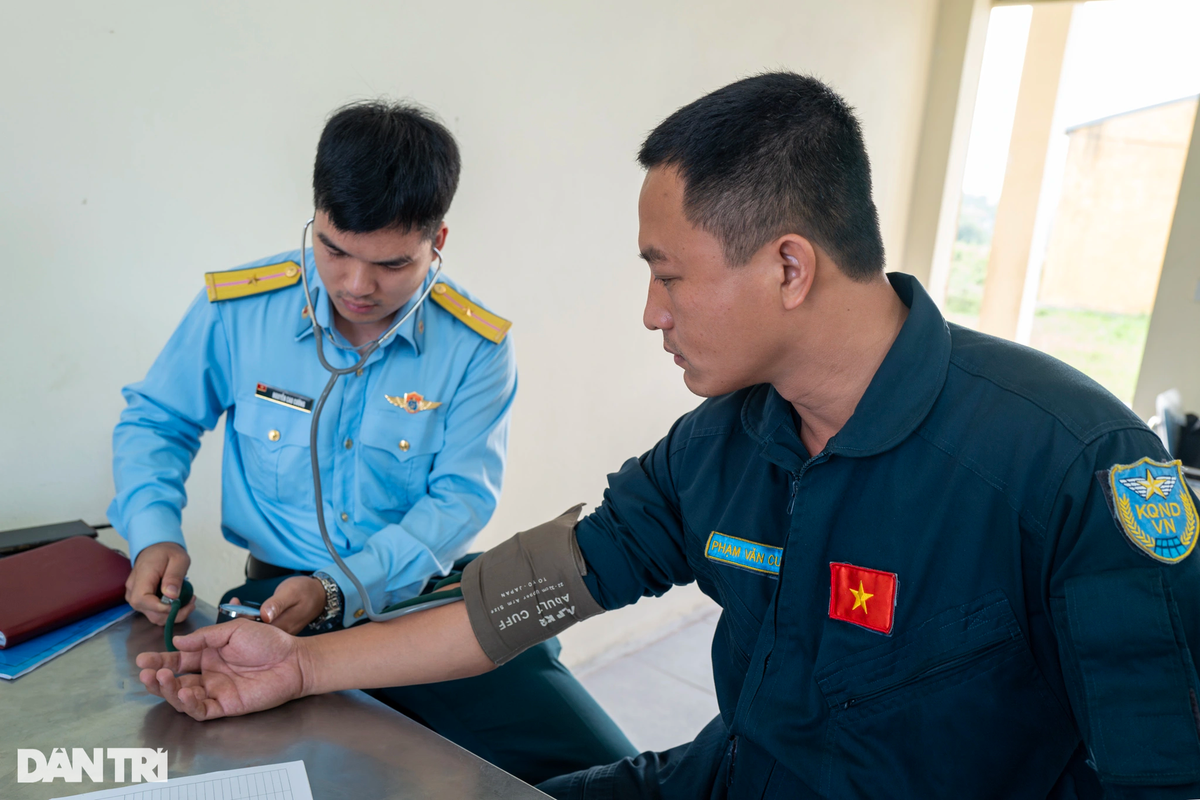 Sáng 3/11, đơn vị công tác của Trung đoàn 940 đã có buổi bay huấn luyện cùng Trung đoàn 927 tại sân bay Kép. Các phi công bắt buộc phải kiểm tra sức khỏe bao gồm huyết áp, nhịp tim...