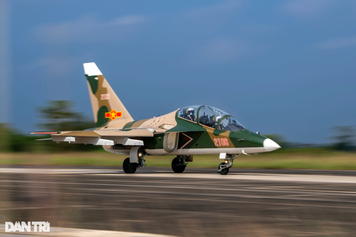 Yak-130 là loại máy bay huấn luyện 2 động cơ phản lực tiên tiến, có hai chỗ ngồi. Máy bay được trang bị thêm các giá treo vũ khí ở hai bên cánh, nên đây cũng là máy bay chiến đấu hạng nhẹ với khả năng trinh sát và tấn công vừa phải.