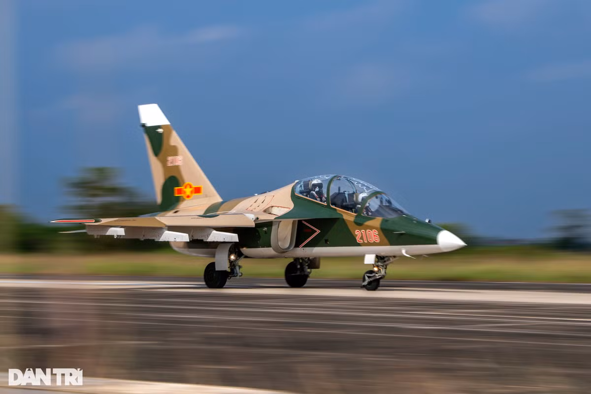 Yak-130 là loại máy bay huấn luyện 2 động cơ phản lực tiên tiến, có hai chỗ ngồi. Máy bay được trang bị thêm các giá treo vũ khí ở hai bên cánh, nên đây cũng là máy bay chiến đấu hạng nhẹ với khả năng trinh sát và tấn công vừa phải.
