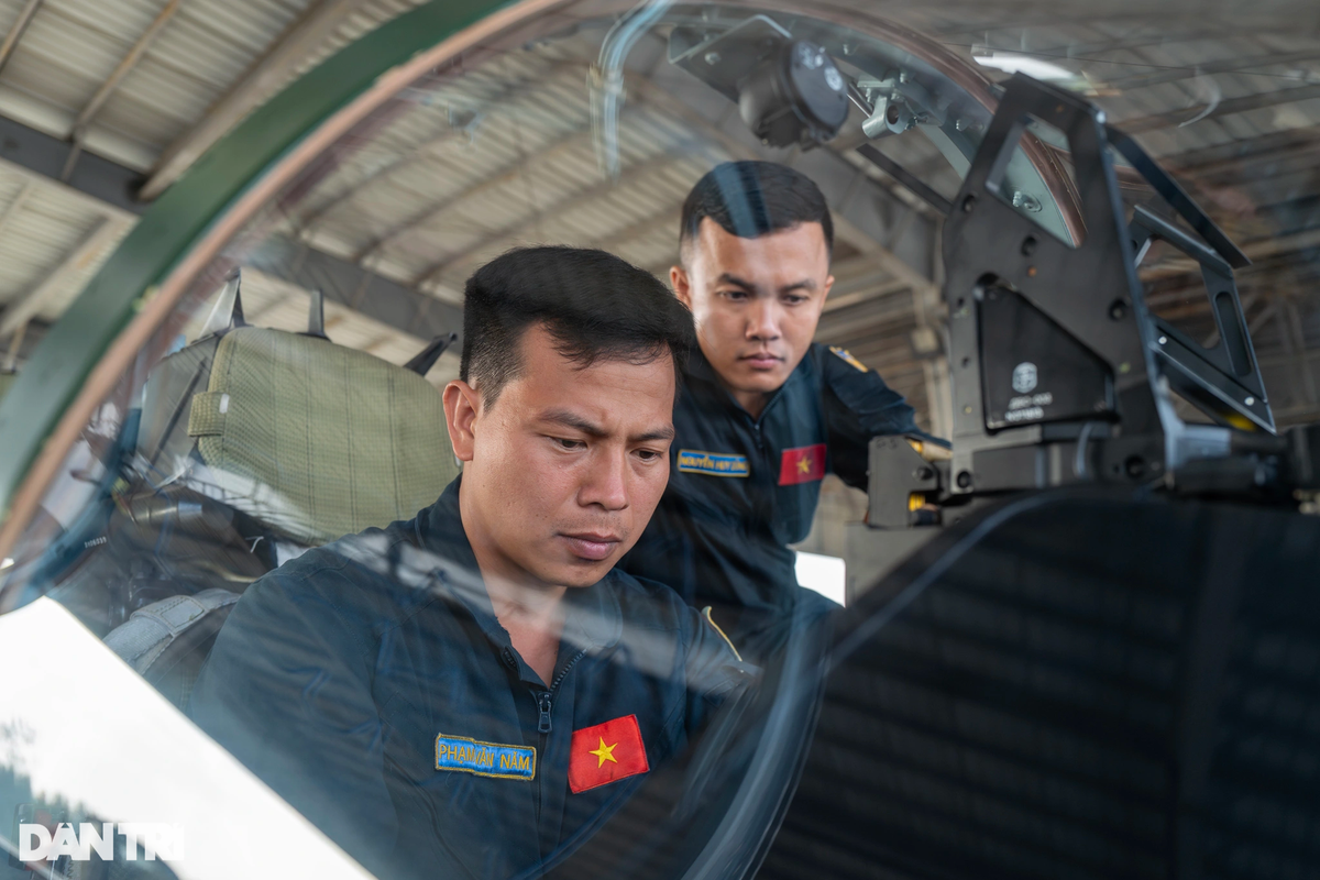 Khi nhận máy bay, tổ phi công cũng phải thực hiện quy trình kiểm tra tổng thể máy bay, xác nhận với tổ kỹ thuật máy bay trong tình trạng tốt để thực hiện nhiệm vụ bay huấn luyện.