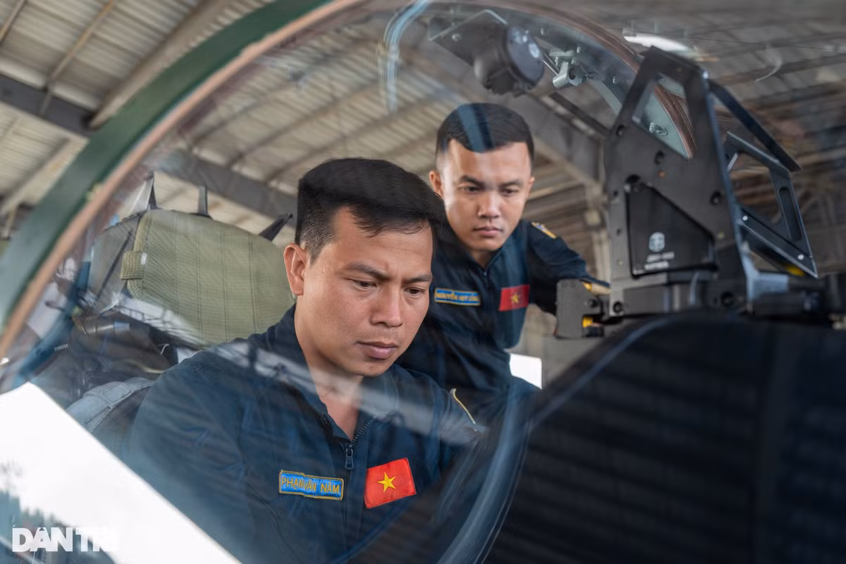 Khi nhận máy bay, tổ phi công cũng phải thực hiện quy trình kiểm tra tổng thể máy bay, xác nhận với tổ kỹ thuật máy bay trong tình trạng tốt để thực hiện nhiệm vụ bay huấn luyện.