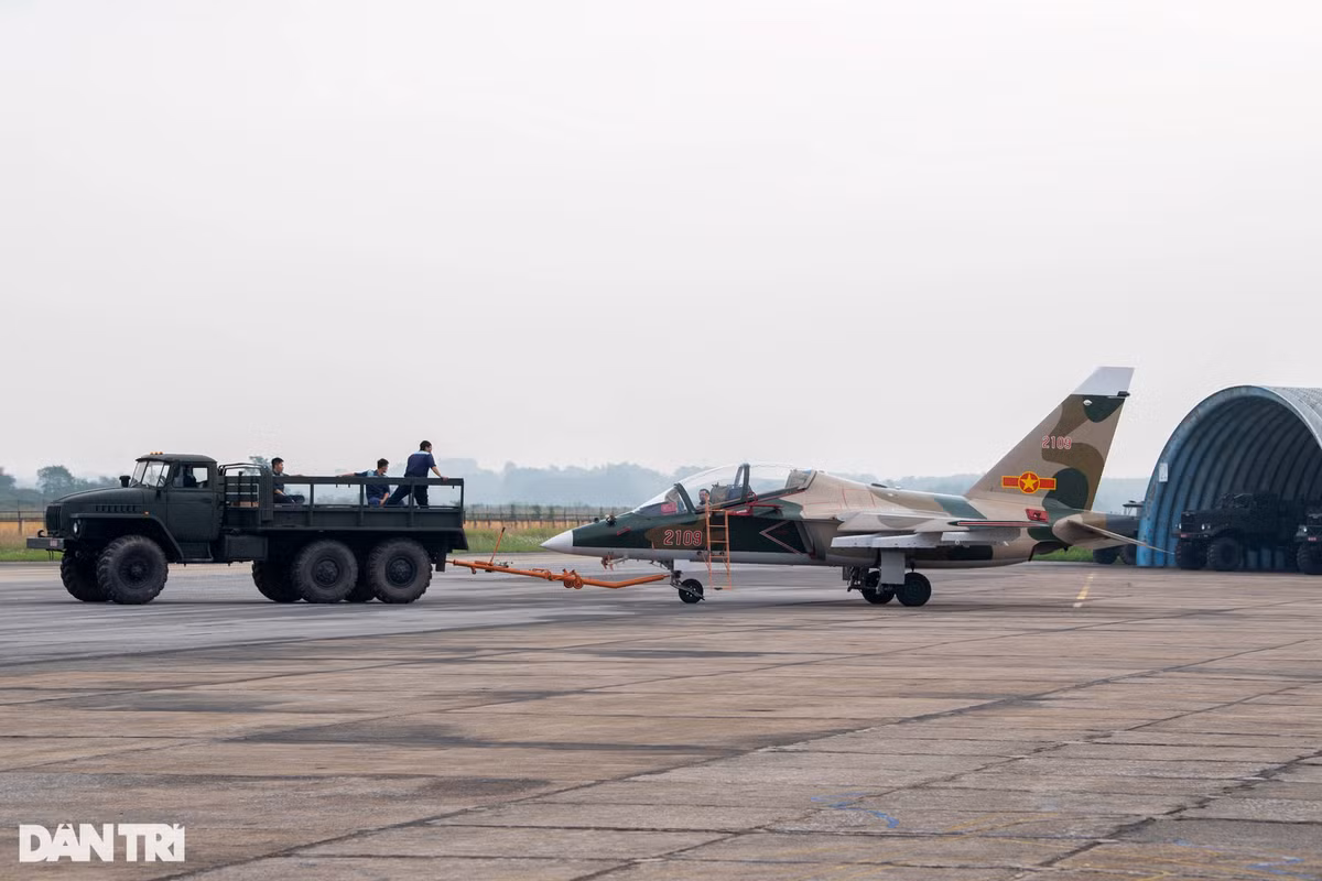 Cuối năm 2021, biên đội 12 chiếc máy bay huấn luyện hiện đại Yak-130 do Tổ hợp chế tạo hàng không Irkut (Nga) chế tạo đã được trang bị cho Trung đoàn Không quân 940 (Trường sĩ quan Không quân), thuộc biên chế Không quân nhân dân Việt Nam.