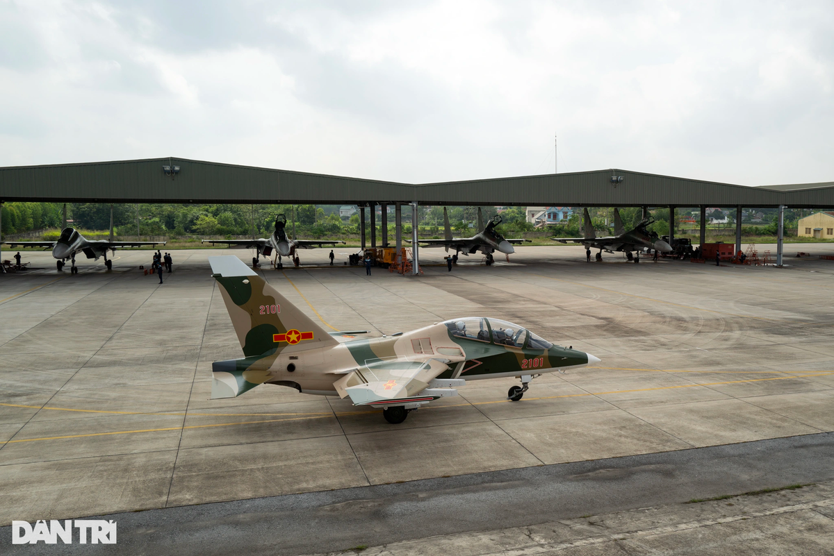 Máy bay Yak-130 rời hangar lăn ra đường băng, chuẩn bị cất cánh thực hiện huấn luyện cho nhiệm vụ diễn tập hiệp đồng quân binh chủng, bay hỗn hợp cùng máy bay chiến đấu SU-30MK2 của Trung đoàn Không quân 927.