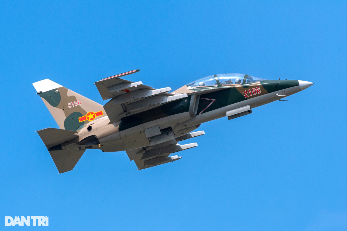 YAK-130 được trang bị một buồng lái cùng hệ thống điều khiển tân tiến nhất hiện nay, có khả năng mô phỏng được tính năng chiến đấu của máy bay thế hệ 4, 4+ và thế hệ 5 của cả Nga và châu Âu.