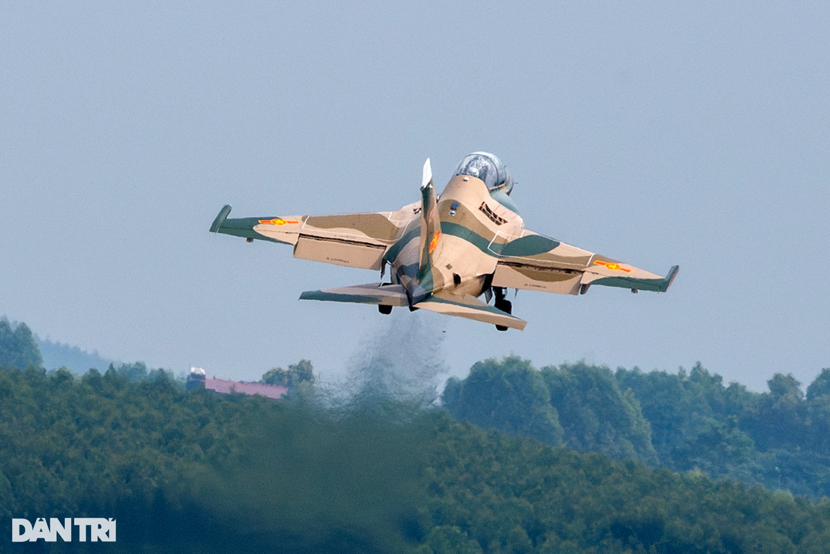 Máy bay Yak-130 khá nhỏ gọn với chiều dài 11m; vận tốc tối đa của máy bay là 1.050km/h; tầm bay: 2.546km; trần bay tối đa: 12.500m. Khối lượng cất cánh tối đa của Yak-130 chỉ 9 tấn (so với SU-30MK2 là 34 tấn).