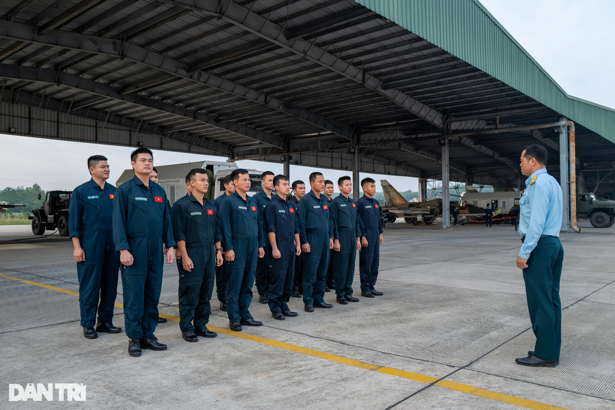 Từ giữa tháng 10 năm nay, Trung đoàn Không quân 940 đã về Trung đoàn Không quân 927 (sân bay Kép, Bắc Giang) để triển khai huấn luyện và sẵn sàng thực hiện nhiệm vụ được giao trong thời gian tới. Đây là lần đầu tiên Trường Sĩ quan Không quân có đơn vị cơ động thực hiện nhiệm vụ huấn luyện ở xa địa bàn đóng quân.