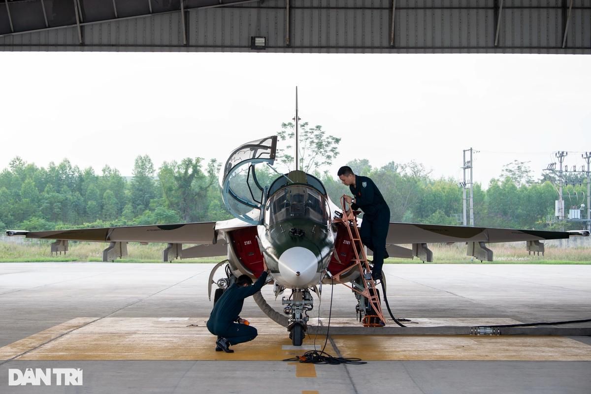 Các máy bay Yak-130 được đội ngũ kỹ thuật kiểm tra, bơm nhiên liệu...