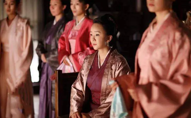 Dan ong xua “tam the tu thiep”, vay ai la “the” va ai la “thiep“?