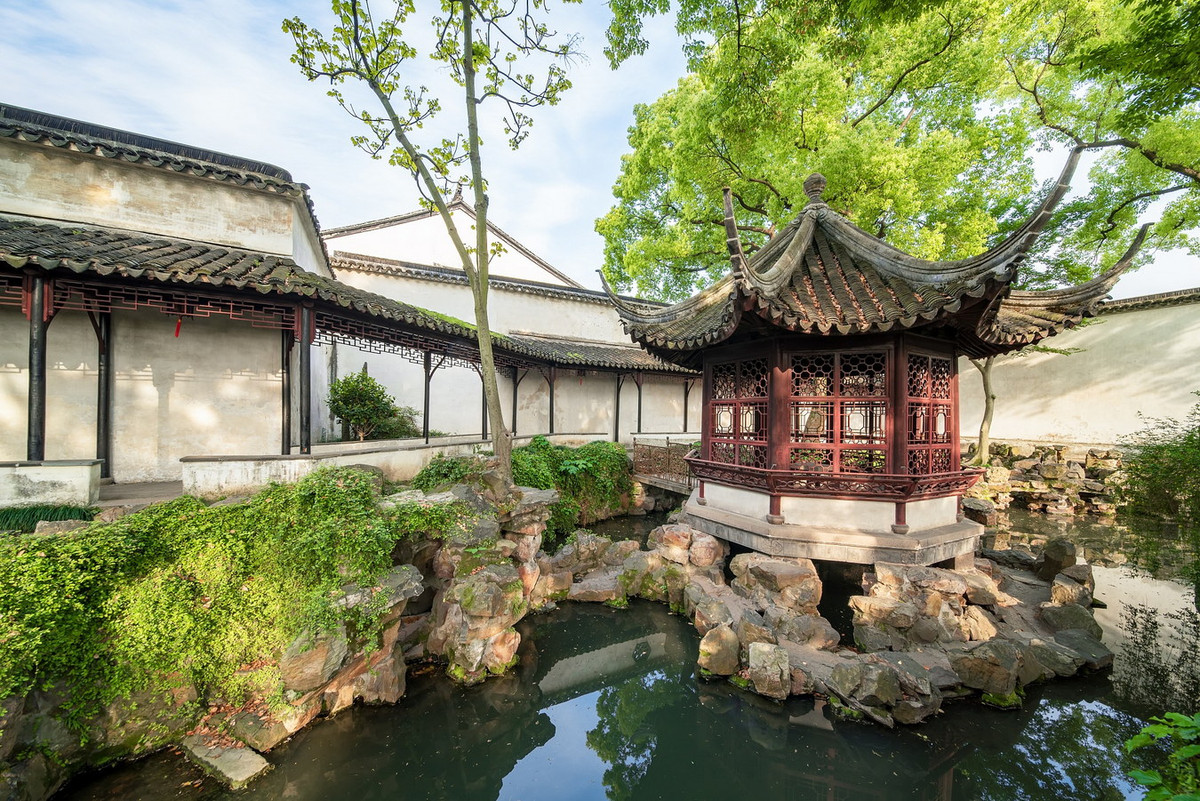 Các khu vườn là sự kết hợp của mảng xanh của cây cối với những hồ nước, đường, cầu cống, hang động, núi non, nhà cửa... theo một bố cục chặt chẽ, nhưng vẫn làm nổi bật được vẻ đẹp của tự nhiên. Ảnh: Pdnews.cn.