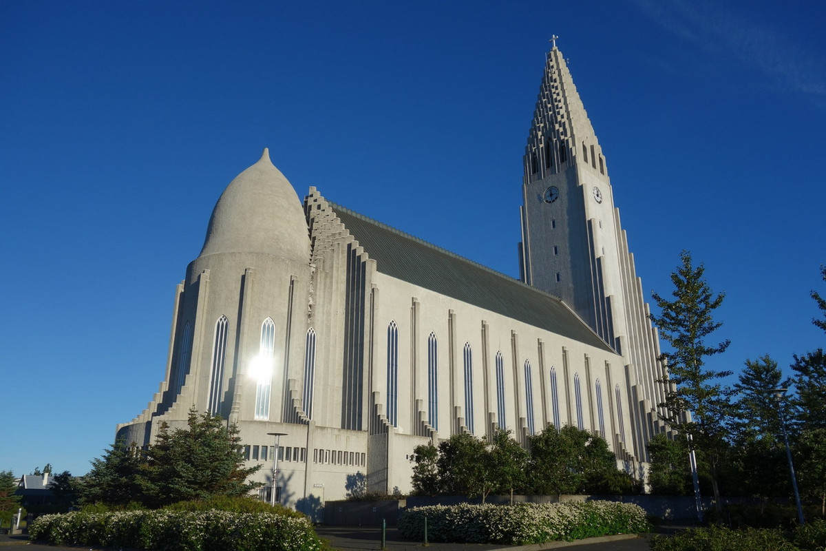 Nằm ở mặt trước, tháp chuông và hai cánh của nhà thờ là một khối độc lập, được nối tiếp với giáo đường chính và giáo đường phụ ở phía sau. Ảnh: Jontynz.