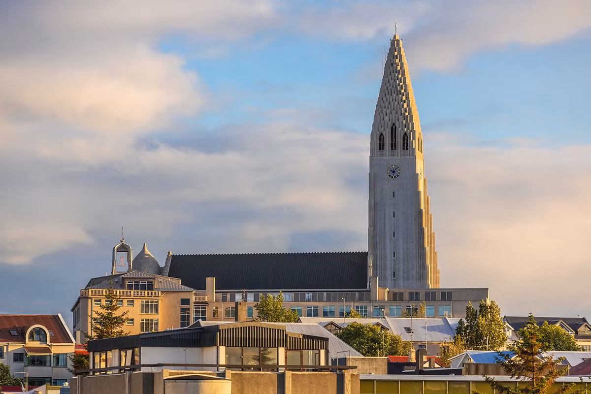 Nhà thờ Hallgrimskirkja cũng được thiết kế như một tháp quan sát của thành phố. Từ nhà thờ, du khách có thể lên tầng quan sát bằng thang máy, nhìn toàn cảnh thành phố Reykjavik và khung cảnh xung quanh. Ảnh: Oddviser.