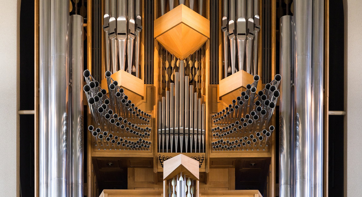 Phía sau bục đứng của cung thánh có một hệ thống âm thanh rất đặc biệt, đó là chiếc đàn organ khổng lồ với hàng ngàn ống tuýp sắt, cao 15 mét và nặng 25 tấn, được sử dụng trong các buổi lễ. Ảnh: Max / Flickr.