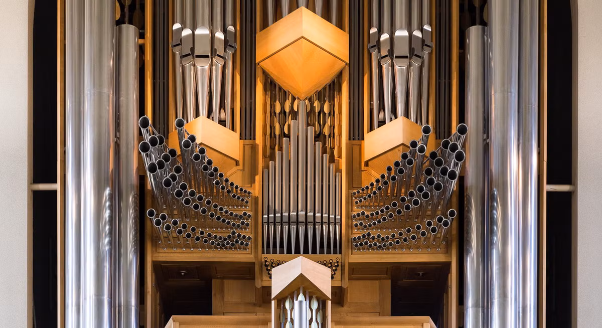 Phía sau bục đứng của cung thánh có một hệ thống âm thanh rất đặc biệt, đó là chiếc đàn organ khổng lồ với hàng ngàn ống tuýp sắt, cao 15 mét và nặng 25 tấn, được sử dụng trong các buổi lễ. Ảnh: Max / Flickr.