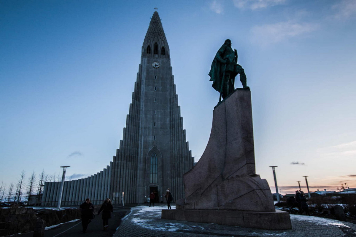 Trước cổng vào nhà thờ có bức tượng Leif Ericsson, người đã khám phá ra vùng đất Iceland, do nhà điêu khắc Alexander Stiling Calder tạo tác. Ảnh: Visitor's Guide Iceland.