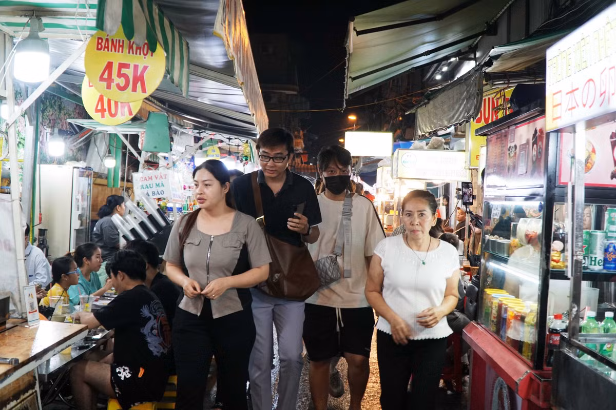 Ngược lại với khung cảnh trên, phố ẩm thực Hồ Thị Kỷ (quận 10) luôn trong cảnh tấp nập người dân đến vui chơi, ăn uống, nhất là vào dịp cuối tuần.