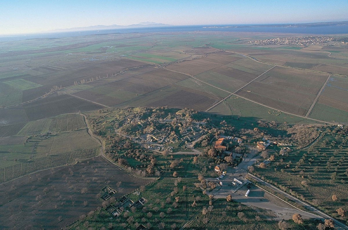 Di chỉ Hisarlik bao gồm 9 tòa thành cổ nằm chồng lên nhau, ở trung tâm là một khu thành cao nằm lọt giữa một thị trấn đông đúc. Tòa thành cổ nhất có niên đại khoảng 4.000 năm trước. Ảnh: The Maritime Explorer.