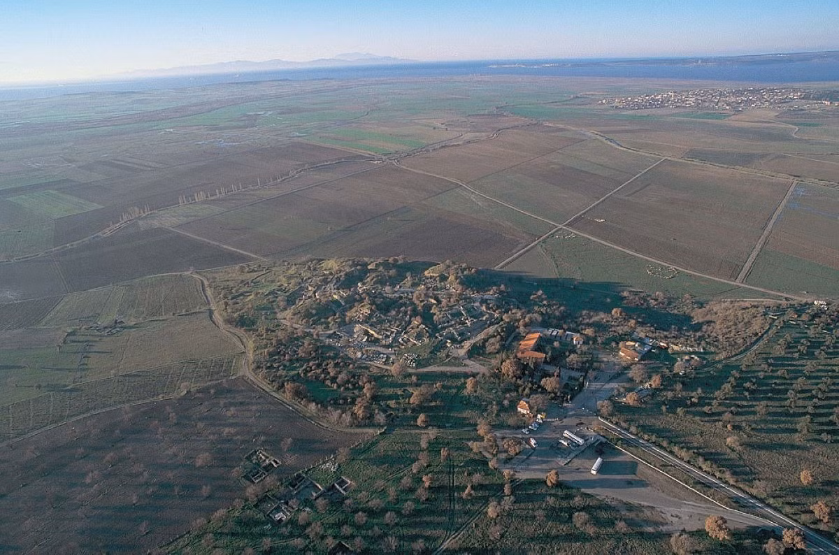 Di chỉ Hisarlik bao gồm 9 tòa thành cổ nằm chồng lên nhau, ở trung tâm là một khu thành cao nằm lọt giữa một thị trấn đông đúc. Tòa thành cổ nhất có niên đại khoảng 4.000 năm trước. Ảnh: The Maritime Explorer.