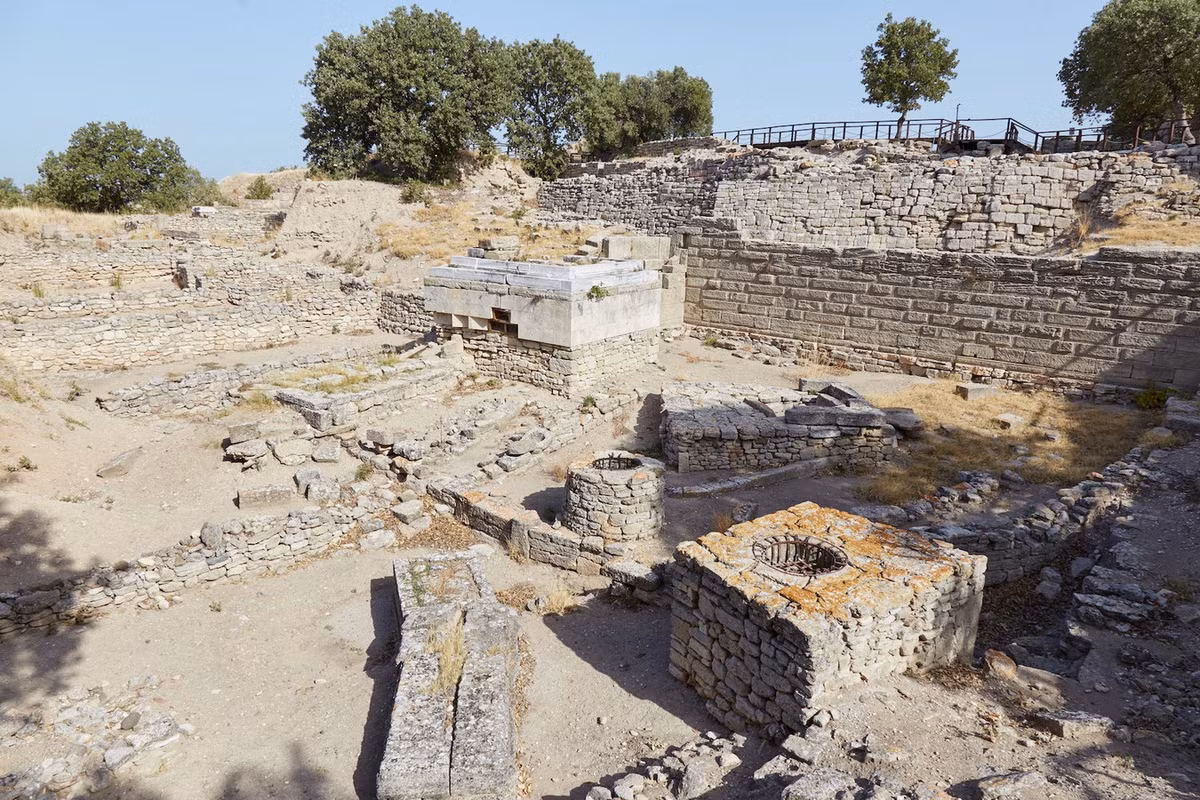 Ngược lại, tòa thành thứ bảy tại di chỉ Hisarlik lại mang đầy dấu tích bị vây hãm và phá hủy trong một cuộc chiến tranh xảy ra năm 1175 TCN. Nhưng tòa thành này lại không lớn như sử thi Homer mô tả. Ảnh: Sailingstone Travel.