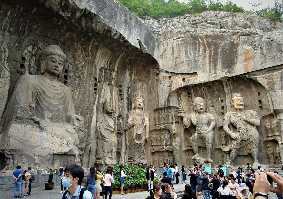 Thời điểm lý tưởng để tham quan hang đá Long Môn là vào mùa xuân và mùa thu. Lúc này, thời tiết mát mẻ và dễ chịu, phù hợp cho các hoạt động ngoài trời. Ảnh: Wendy Wu Tours.