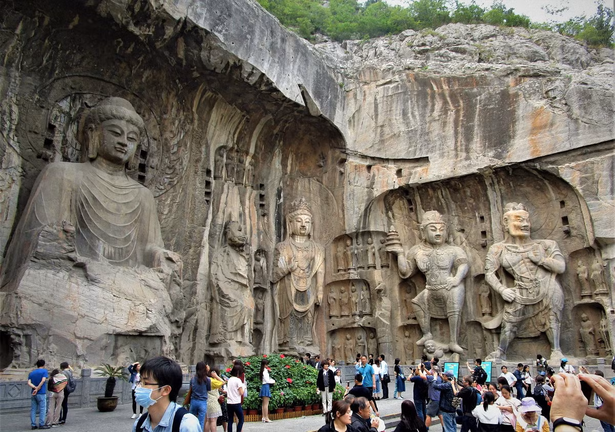 Thời điểm lý tưởng để tham quan hang đá Long Môn là vào mùa xuân và mùa thu. Lúc này, thời tiết mát mẻ và dễ chịu, phù hợp cho các hoạt động ngoài trời. Ảnh: Wendy Wu Tours.