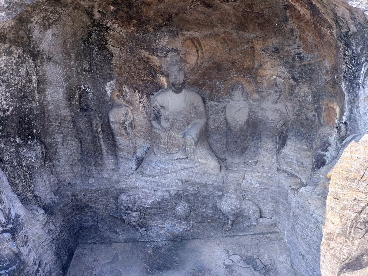 Trong đó động Cổ Dương là hang động lâu đời nhất tại Long Môn. Hang động này được tạc khắc theo lệnh của Bắc Ngụy Hiếu Văn Đế vào năm 478. Ảnh: Trip.com.